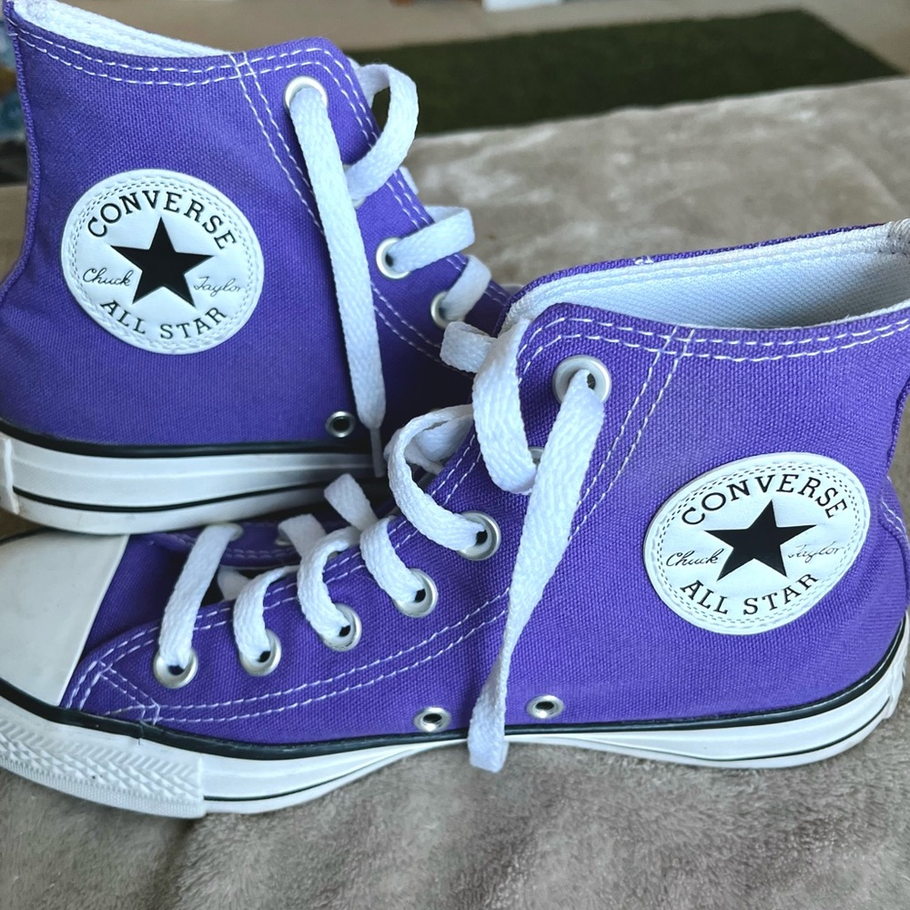 Purple Converse in great condition